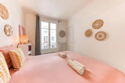Un ou plusieurs lits dans un hébergement de l'établissement Appartement - Beau séjour lumineux - RER C-METRO 13 & 14
