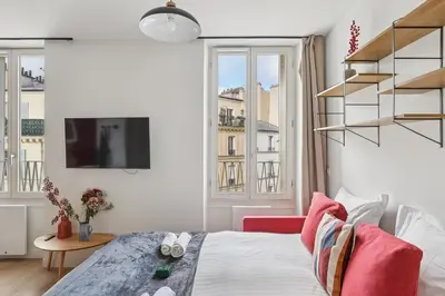 Télévision ou salle de divertissement dans l'établissement Lavie Maison Charmant Studio proche Montmartre