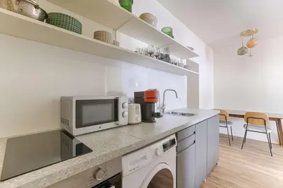 Cuisine ou kitchenette dans l'établissement Appartement de charme au coeur d'Alesia