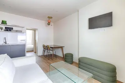Télévision ou salle de divertissement dans l'établissement Appartement de charme au coeur d'Alesia