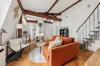 Coin salon dans l'établissement Appartement calme et atypique Champs-Élysées, Parc Monceau