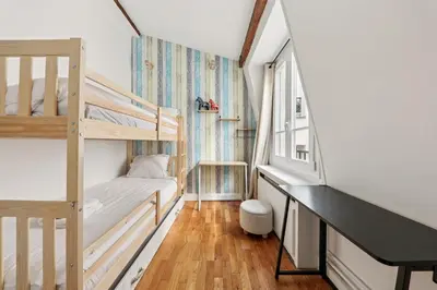 Un ou plusieurs lits dans un hébergement de l'établissement Appartement calme et atypique Champs-Élysées, Parc Monceau
