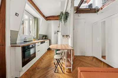 Cuisine ou kitchenette dans l'établissement Appartement calme et atypique Champs-Élysées, Parc Monceau