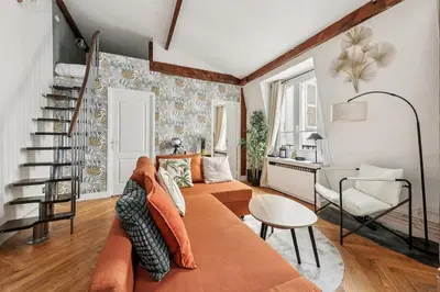 Coin salon dans l'établissement Appartement calme et atypique Champs-Élysées, Parc Monceau