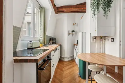 Cuisine ou kitchenette dans l'établissement Appartement calme et atypique Champs-Élysées, Parc Monceau