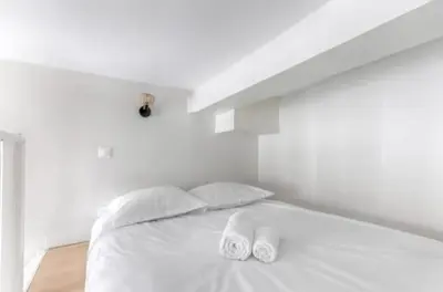 Un ou plusieurs lits dans un hébergement de l'établissement Studio Mezzanine au coeur de Batignolles