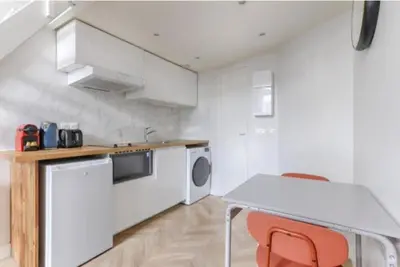 Cuisine ou kitchenette dans l'établissement Studio Mezzanine au coeur de Batignolles