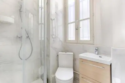 Salle de bains dans l'établissement Studio Mezzanine au coeur de Batignolles