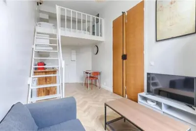 Télévision ou salle de divertissement dans l'établissement Studio Mezzanine au coeur de Batignolles