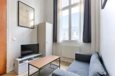 Télévision ou salle de divertissement dans l'établissement Studio Mezzanine au coeur de Batignolles