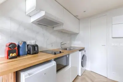 Cuisine ou kitchenette dans l'établissement Studio Mezzanine au coeur de Batignolles