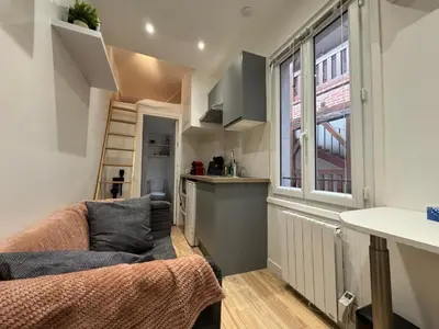 Cuisine ou kitchenette dans l'établissement Unbeatable location! Cozy Parisian getaway for two