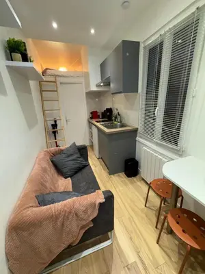 Cuisine ou kitchenette dans l'établissement Unbeatable location! Cozy Parisian getaway for two