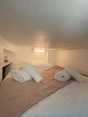 Un ou plusieurs lits dans un hébergement de l'établissement Unbeatable location! Cozy Parisian getaway for two