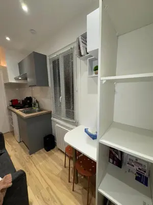 Cuisine ou kitchenette dans l'établissement Unbeatable location! Cozy Parisian getaway for two
