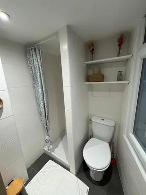 Salle de bains dans l'établissement Unbeatable location! Cozy Parisian getaway for two