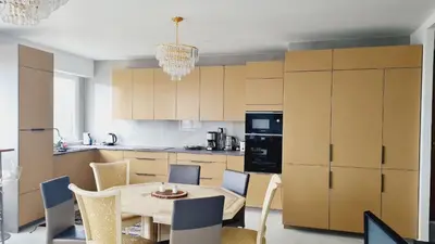 Cuisine ou kitchenette dans l'établissement Appartement de 110 m carrés à La Défense vue sur Paris