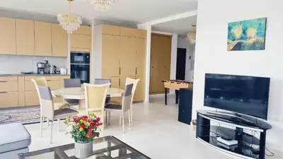 Cuisine ou kitchenette dans l'établissement Appartement de 110 m carrés à La Défense vue sur Paris