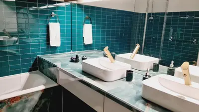 Salle de bains dans l'établissement Appartement de 110 m carrés à La Défense vue sur Paris