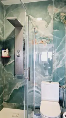 Salle de bains dans l'établissement Appartement de 110 m carrés à La Défense vue sur Paris