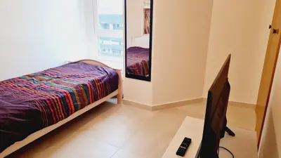 Télévision ou salle de divertissement dans l'établissement Appartement de 110 m carrés à La Défense vue sur Paris