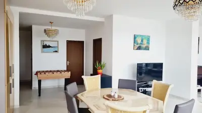Télévision ou salle de divertissement dans l'établissement Appartement de 110 m carrés à La Défense vue sur Paris