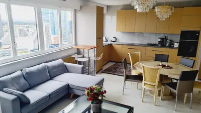 Cuisine ou kitchenette dans l'établissement Appartement de 110 m carrés à La Défense vue sur Paris