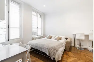 Un ou plusieurs lits dans un hébergement de l'établissement Superbe Studio a 5 mn de la TOUR EIFFEl à PIED IDEAL Touristes et professionnel moins 15pourcents sur les longs séjours