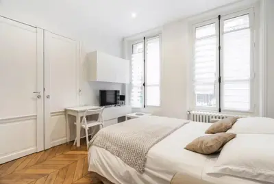 Un ou plusieurs lits dans un hébergement de l'établissement Superbe Studio a 5 mn de la TOUR EIFFEl à PIED IDEAL Touristes et professionnel moins 15pourcents sur les longs séjours