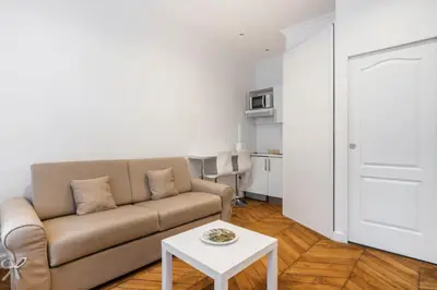 Cuisine ou kitchenette dans l'établissement Superbe Studio a 5 mn de la TOUR EIFFEl à PIED IDEAL Touristes et professionnel moins 15pourcents sur les longs séjours