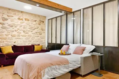 Un ou plusieurs lits dans un hébergement de l'établissement 622 Arya Suite - Beautiful apartment in Paris 2nd
