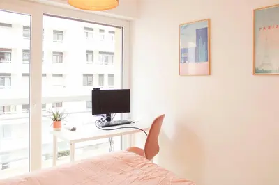 Télévision ou salle de divertissement dans l'établissement Bright apartment in the heart of Paris