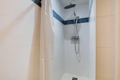 Salle de bains dans l'établissement Magnifique Appartement 3BR 8P Nation