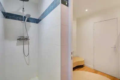 Salle de bains dans l'établissement Magnifique Appartement 3BR 8P Nation