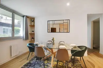 Coin salon dans l'établissement Magnifique Appartement 3BR 8P Nation