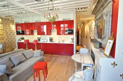 Cuisine ou kitchenette dans l'établissement Charming Stay Near Notre Dame FDL