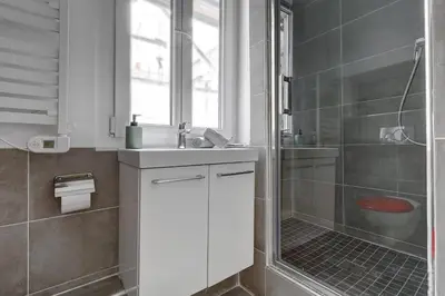 Salle de bains dans l'établissement BnBNova - 2BR - Le Marais & Montorgueil