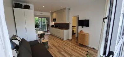 Cuisine ou kitchenette dans l'établissement Modern Parisian Apartment - near Eiffel Tower