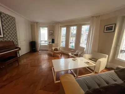 Coin salon dans l'établissement Eiffel Tower 4P apartment - Passy - quiet -