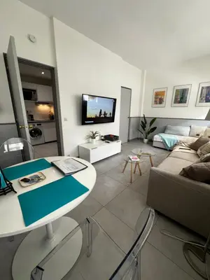 Télévision ou salle de divertissement dans l'établissement Lovely and Spacious apartment
