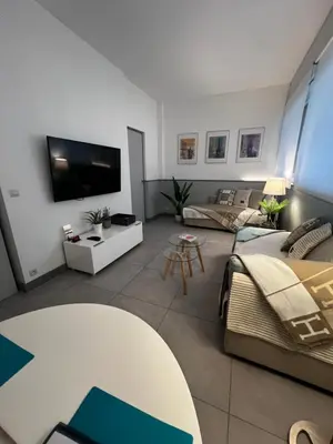 Télévision ou salle de divertissement dans l'établissement Lovely and Spacious apartment