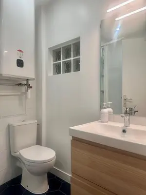 Salle de bains dans l'établissement Lovely Apartment near Paris Opera & Lafayette