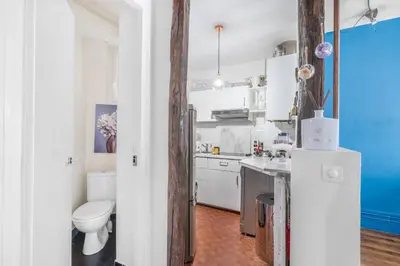 Cuisine ou kitchenette dans l'établissement Rosiers - Magnifique appartement au centre du Marais