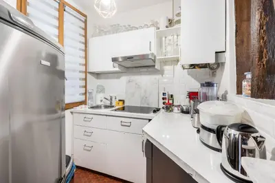 Cuisine ou kitchenette dans l'établissement Rosiers - Magnifique appartement au centre du Marais