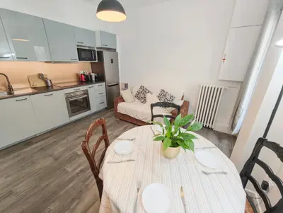 Cuisine ou kitchenette dans l'établissement Notre Dame in Latin Quarter Stylish Flat for 6