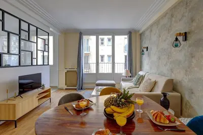 Coin salon dans l'établissement Champ de Mars & Eiffel Tower -1BR - Paris Vacation Rentals