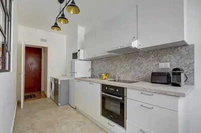 Cuisine ou kitchenette dans l'établissement Champ de Mars & Eiffel Tower -1BR - Paris Vacation Rentals