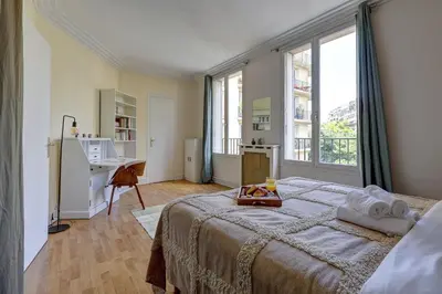 Un ou plusieurs lits dans un hébergement de l'établissement Champ de Mars & Eiffel Tower -1BR - Paris Vacation Rentals