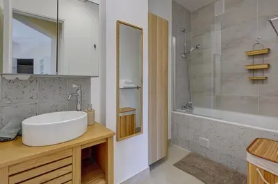 Salle de bains dans l'établissement Champ de Mars & Eiffel Tower -1BR - Paris Vacation Rentals