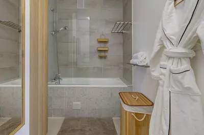 Salle de bains dans l'établissement Champ de Mars & Eiffel Tower -1BR - Paris Vacation Rentals